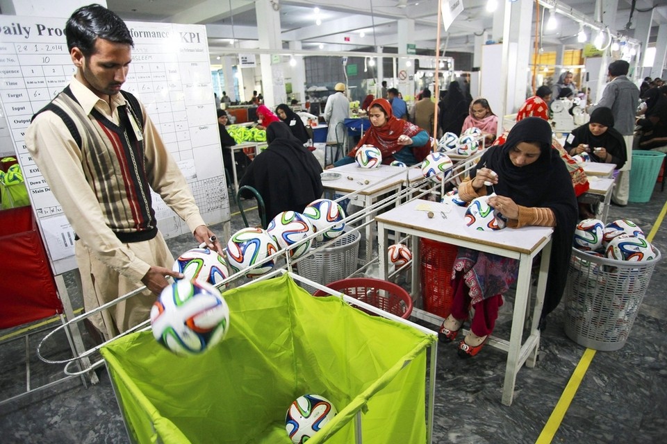 サッカーボールの生産地 パキスタンのシアールコートは進化し続ける Shooty
